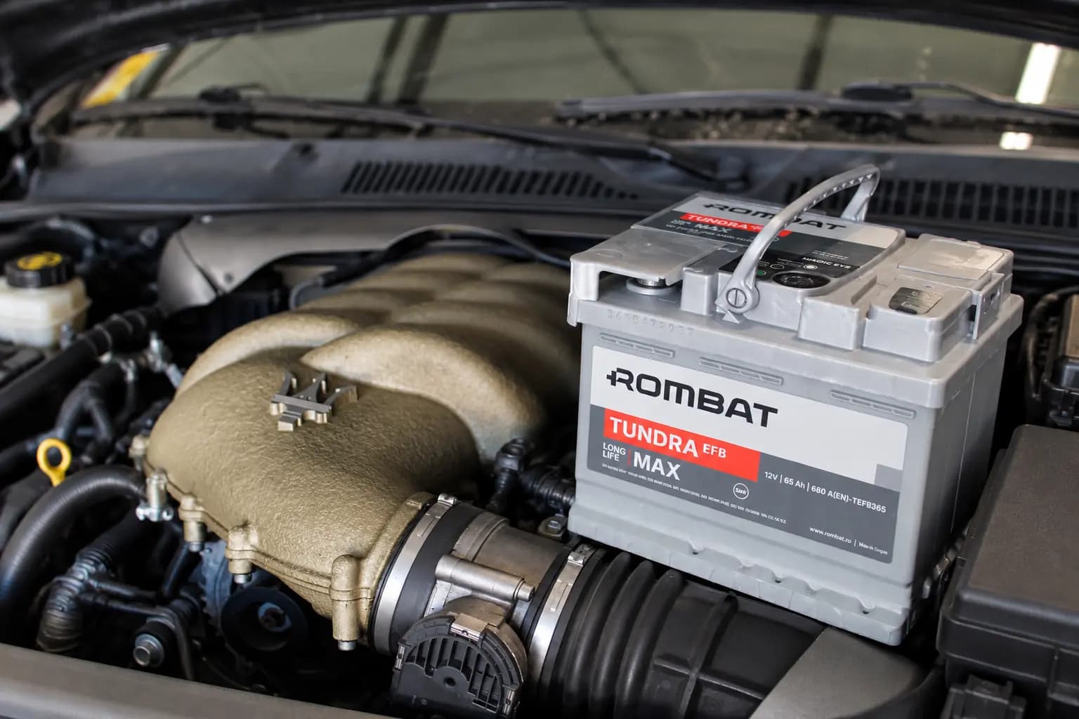 Batterie Rombat posée dans le compartiment moteur après le diagnostic